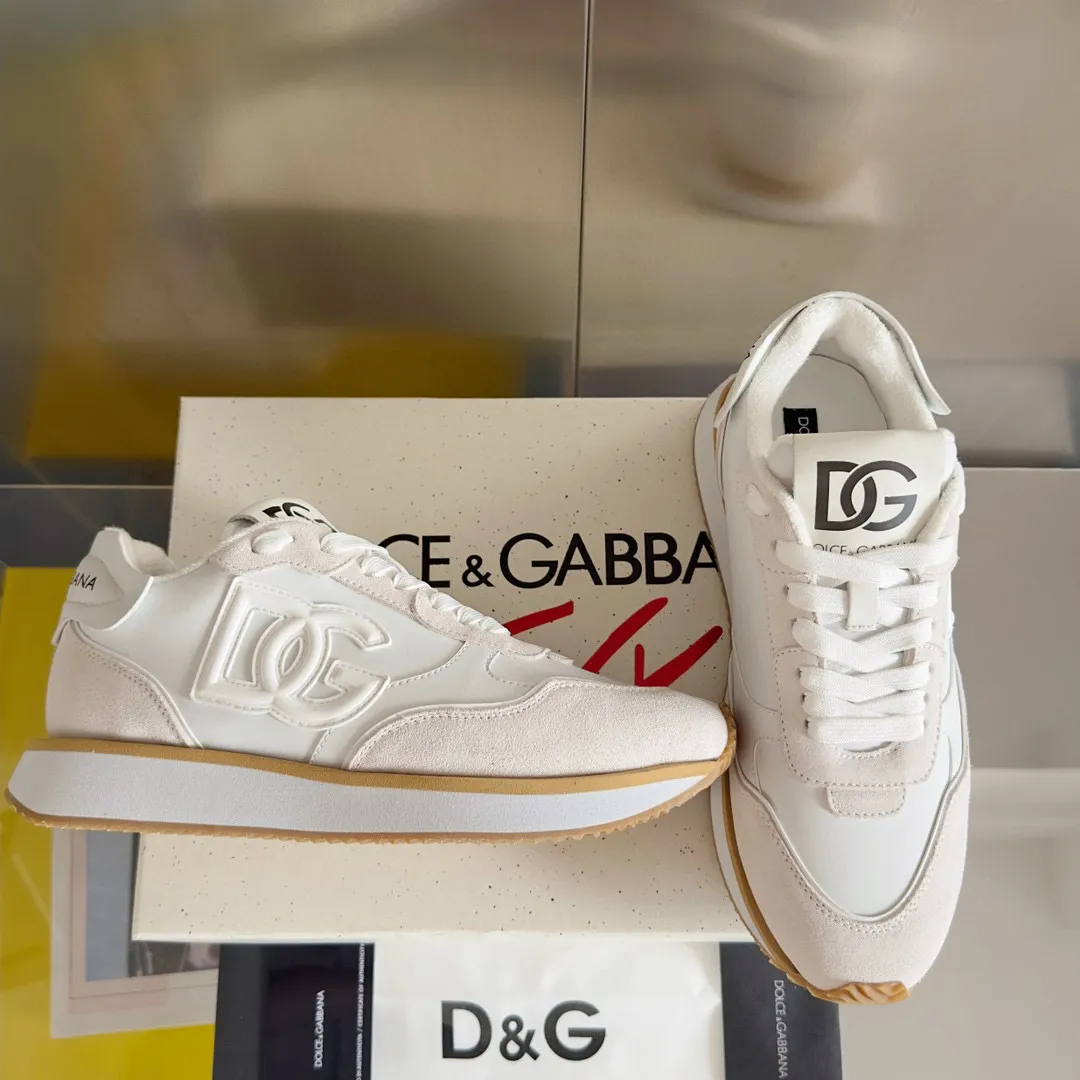 Factory price: 458💰D&G's latest Cushion series casual sports shoes, dad shoes, running shoes, original purchase and development, production, handmade, but always looking to the future. The new Cushion sneakers feature a two-tone suede upper accented by a mesh contrasting printed DG cross logo on the side. The lightweight, grippy rubber outsole is innovatively designed to provide excellent performance, while the jacquard label adds timeless style. Exquisite packaging at the delivery counter🛍📦 ▪️ Fabric: Original custom-made first-layer cowhide ▪️ Lining: Original custom-made breathable towel lining ▪️ Sole: Original open-molded rubber material ▪️ Bottom thickness: 3.5CM ▪️ Size: Men's 38-44, customized 45